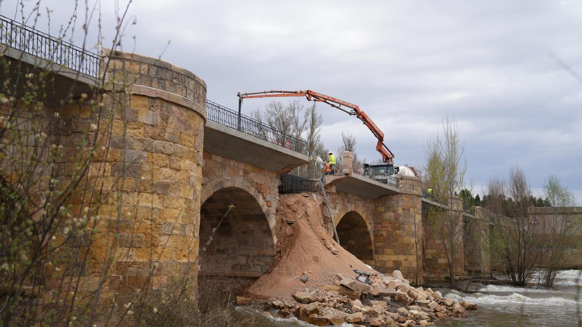 Operarios trabajan en el puente medieval de San Estebán de Gormaz, uno de cuyos tajamares se hundió hace más de un mes, dividiendo al pueblo en dos.