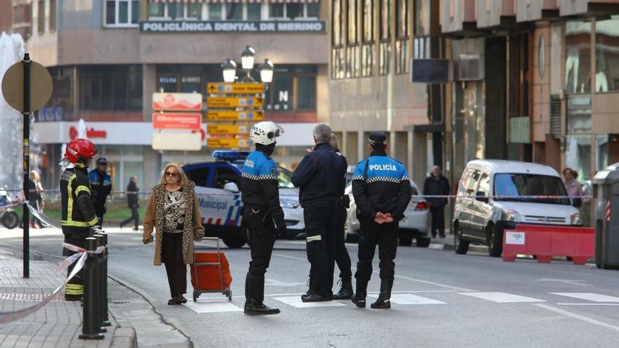 Policías municipales, en la calle donde ocurrió el reventón de la tubería de gas.