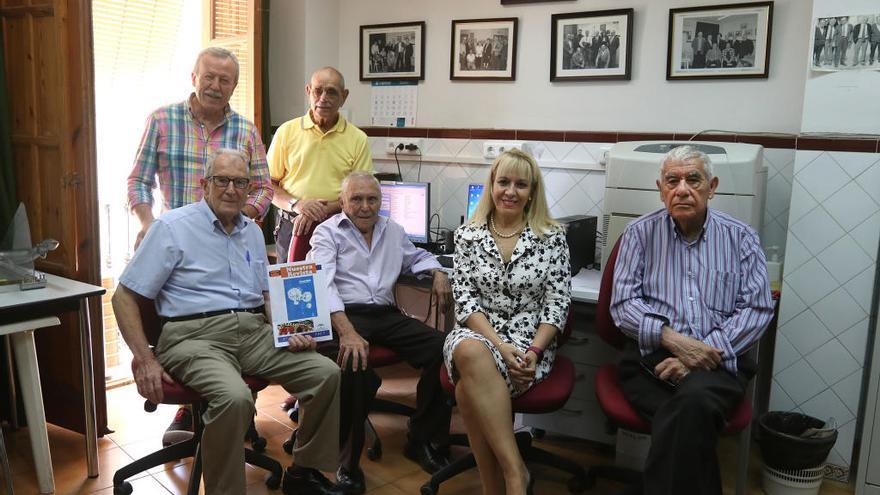 Los participantes del taller de Prensa, con la secretaria y el director del Centro de Mayores de La Trinidad, ayer.