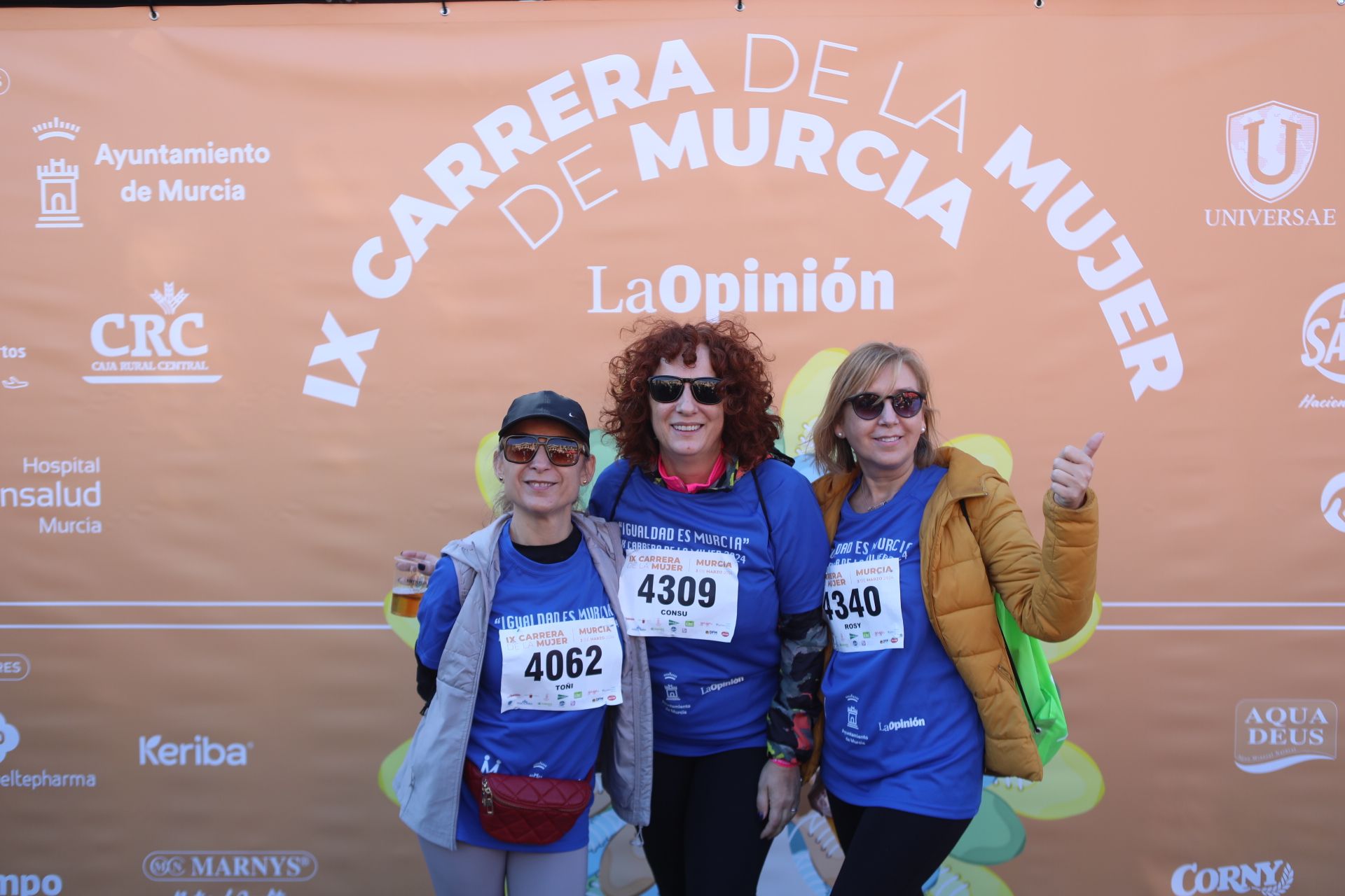 Las participantes posan en el photocall tras finalizar la Carrera de la mujer de Murcia