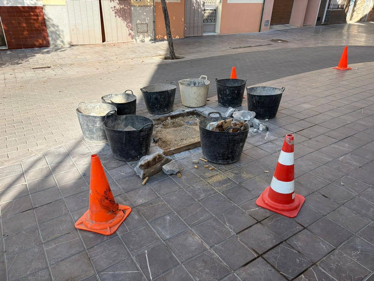 El Ayuntamiento ha tapado los huecos tras el vertido de líquidos por algunos residentes