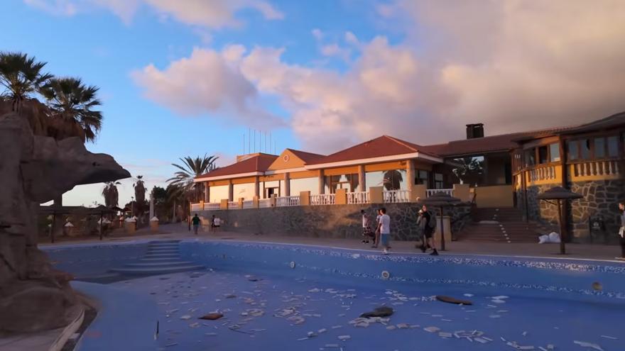 El mundo visto desde dentro del hotel 'okupado' de Tenerife: "Si denunciaba, me sacaban de noche con mi familia"