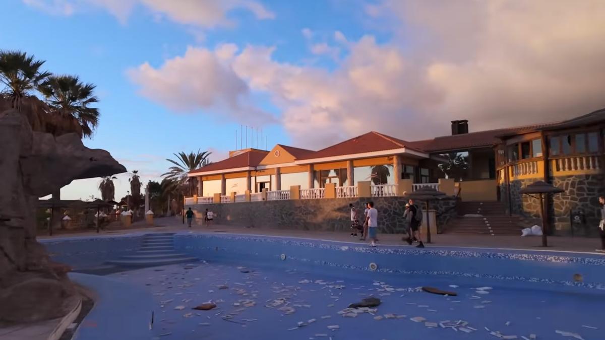 La piscina del complejo Callao Sport Hotel, destrozada