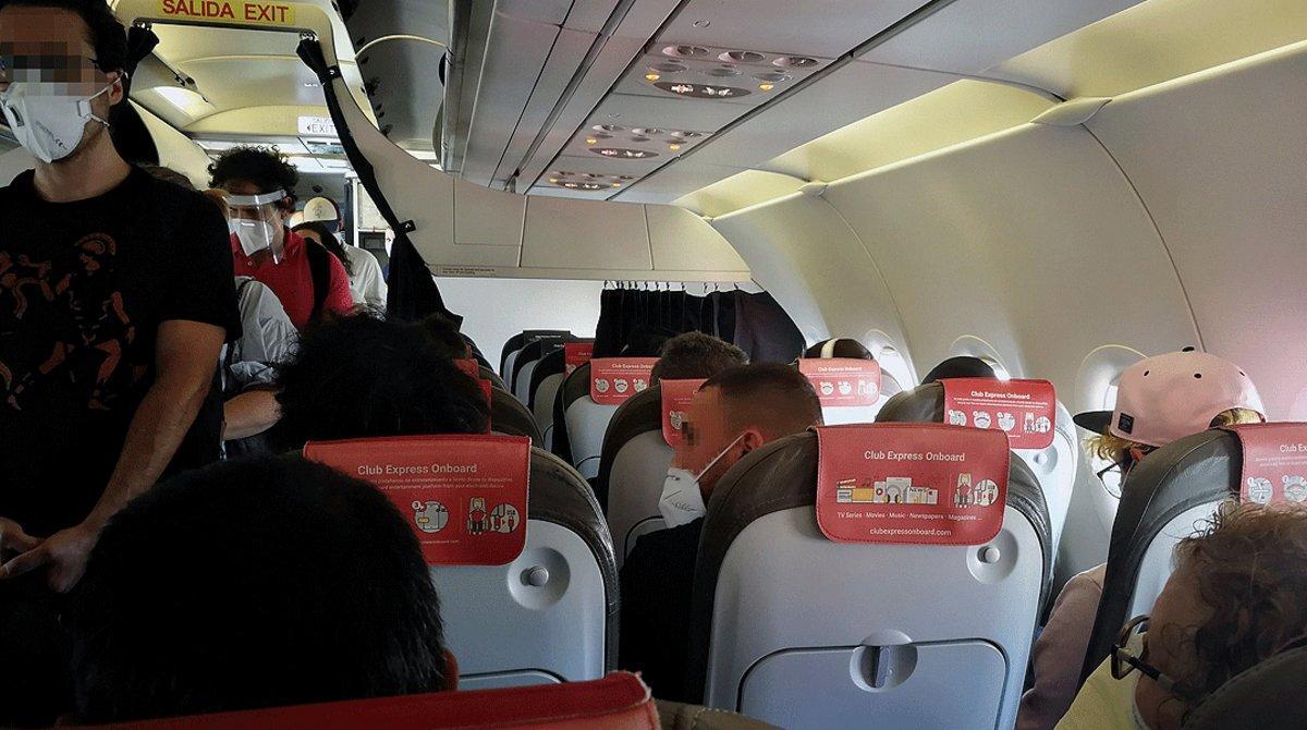 Vista del interior de la cabina del avión del vuelo de Iberia Express del domingo 10 de mayo entre Madrid y Gran Canaria, cuyos pasajeros se quejaron de que iba prácticamente lleno.