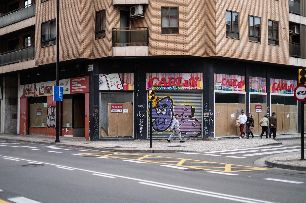 Locales vacíos en la avenida San José de Zaragoza.