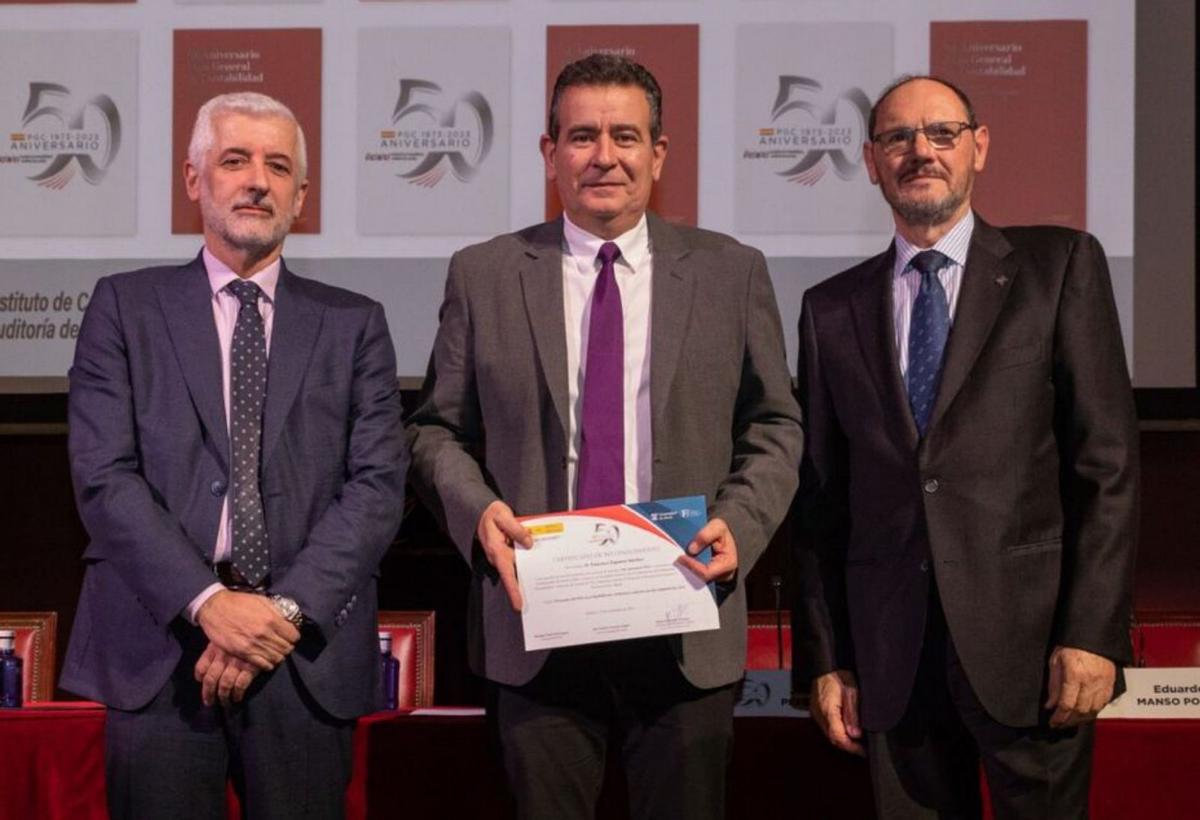 Francisco Zapatero recibe su diploma en el acto del ICAC. | Cedida