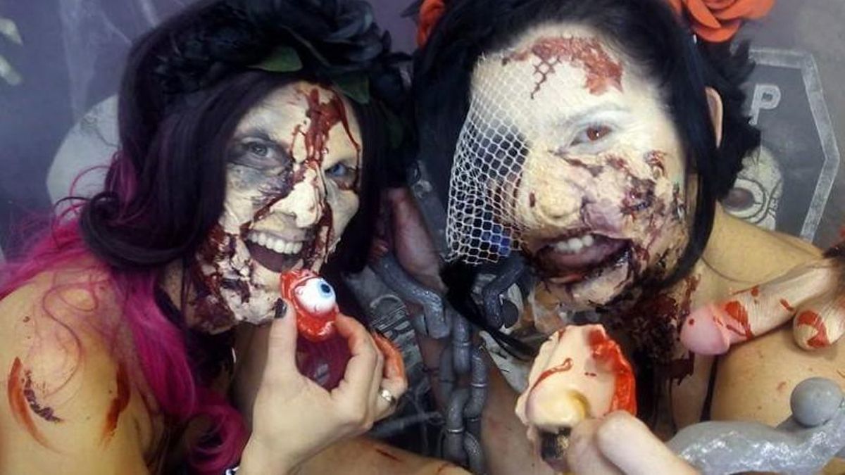 Dos personas caracterizadas para Halloween en Barcelona.