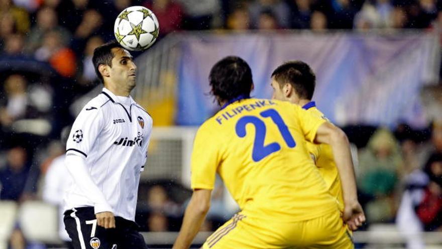 El delantero brasileño del Valencia Jonas Gon alves (i) controla el balón ante el defensa del BATE Borisov bielorruso Yegor Filipenko durante el partido, correspondiente a la fase de grupos de Liga de Campeones, disputado esta tarde en el estadio de Mestalla.