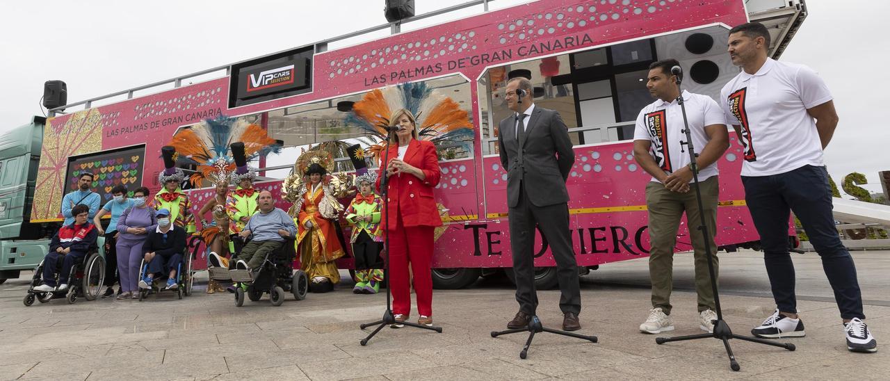 Medina en la presentación de la primera carroza adaptada para personas con movilidad reducida.