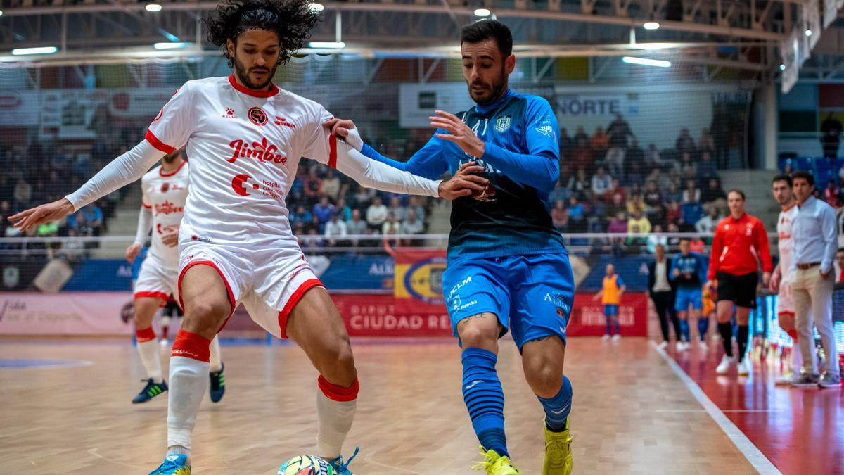 Lucao pelea un balón en una acción del encuentro