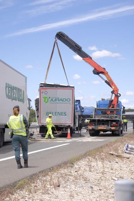 La colisión entre dos camiones corta la autovía a la altura de Villena