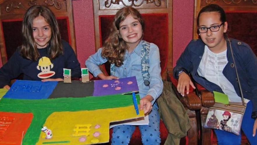 Paula Palacio, Laura Ruiz y Ana Rodríguez, con su maqueta.