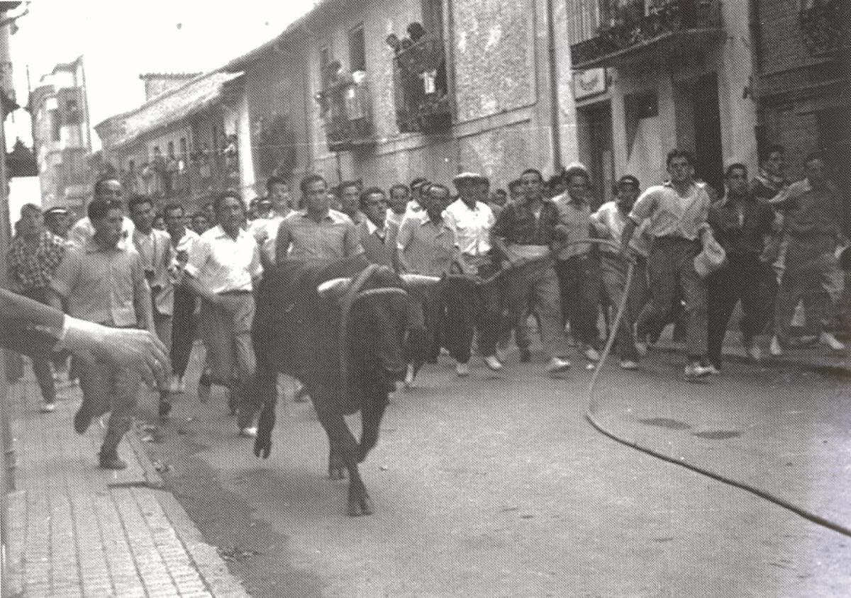 El toro ganando metros a la maroma en la calle Herreros, en los años 50.