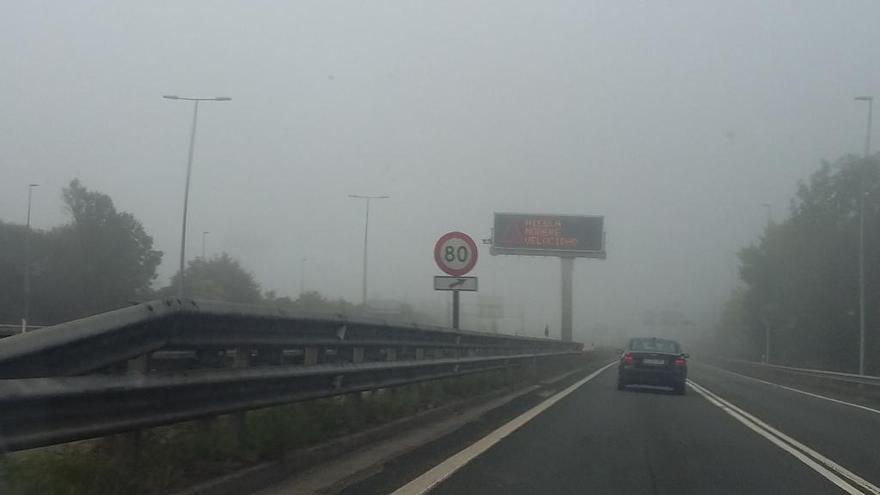 Niebla esta mañana en la autovía Oviedo- Villaviciosa (A-64).