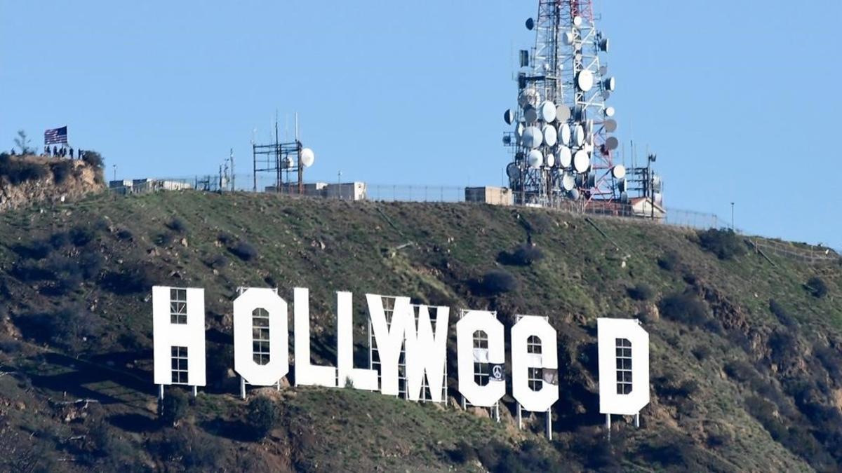 El cartel de Hollywood con las letras cambiadas para celebrar la legalización de la marihuana.