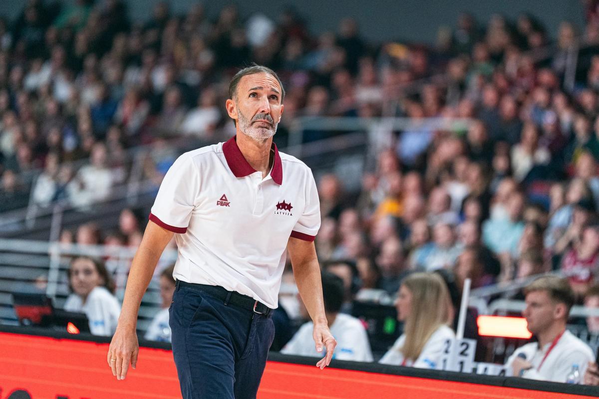 Sito Alonso durante un partido con Letonia en las Ventanas FIBA.