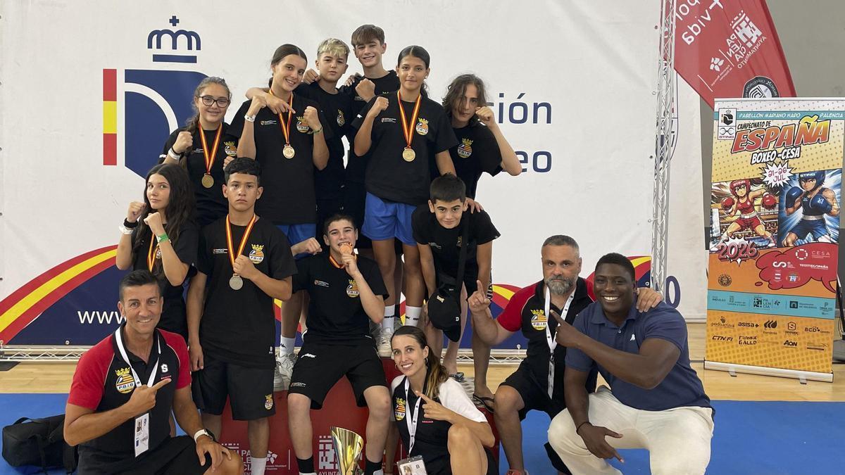 Los púgiles baleares posan con los técnicos y el presidente de la federación, Youba Sissokho
