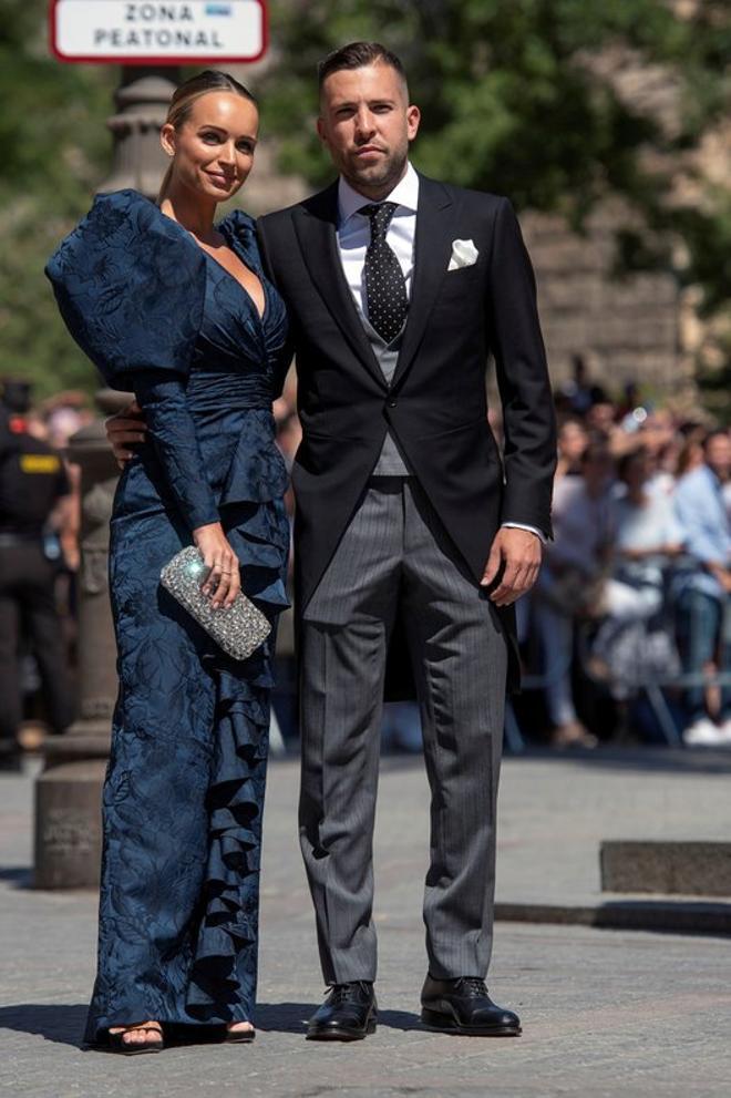 El futbolista Jordi Alba y su pareja Romarey Ventura a su llegada a la Catedral de Sevilla para asistir este sábado a la boda de la presentadora Pilar Rubio y el futbolista Sergio Ramos.
