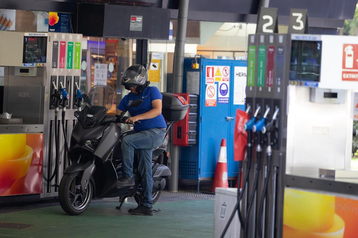 Un motorista a punto de repostar en una gasolinera. Los carburantes siguen su escalada.