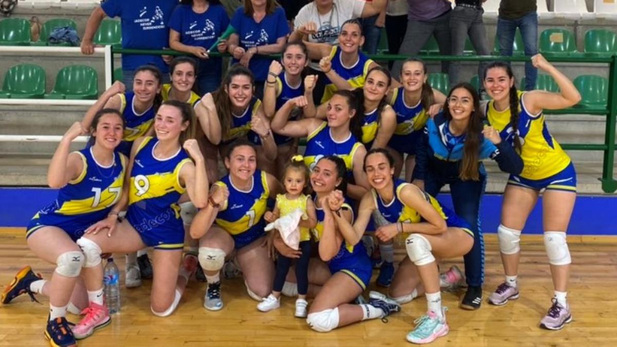 El Adecor celebra el pase a la fase de ascenso a la Primera Nacional femenina de voleibol.