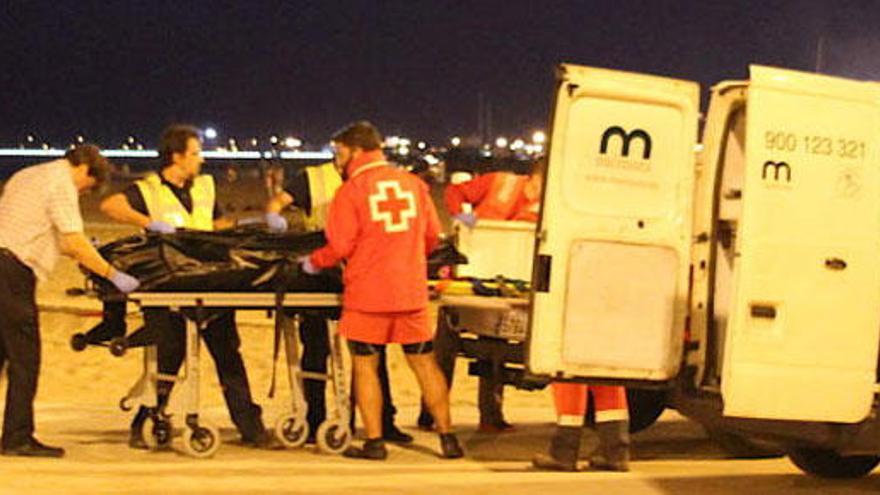 La ambulancia se lleva el cadáver de la víctima.