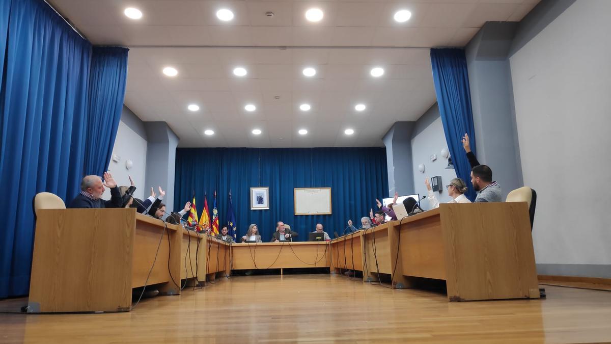 Votación durante un pleno celebrado recientemente en el Ayuntamiento de El Campello