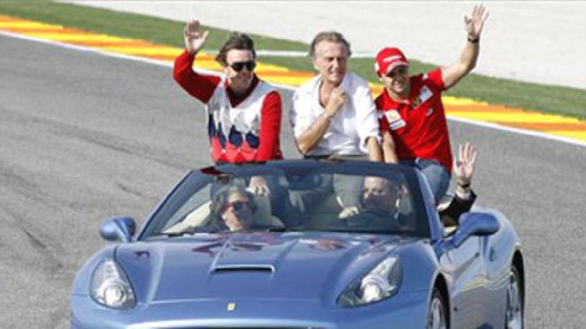 Fernando Alonso (izquierda), el presidente de Ferrari(centro), Felipe Massa (derecha), Francisco Camps (abajo) y Rita Barberá saludan al público a bordo del Ferrari.