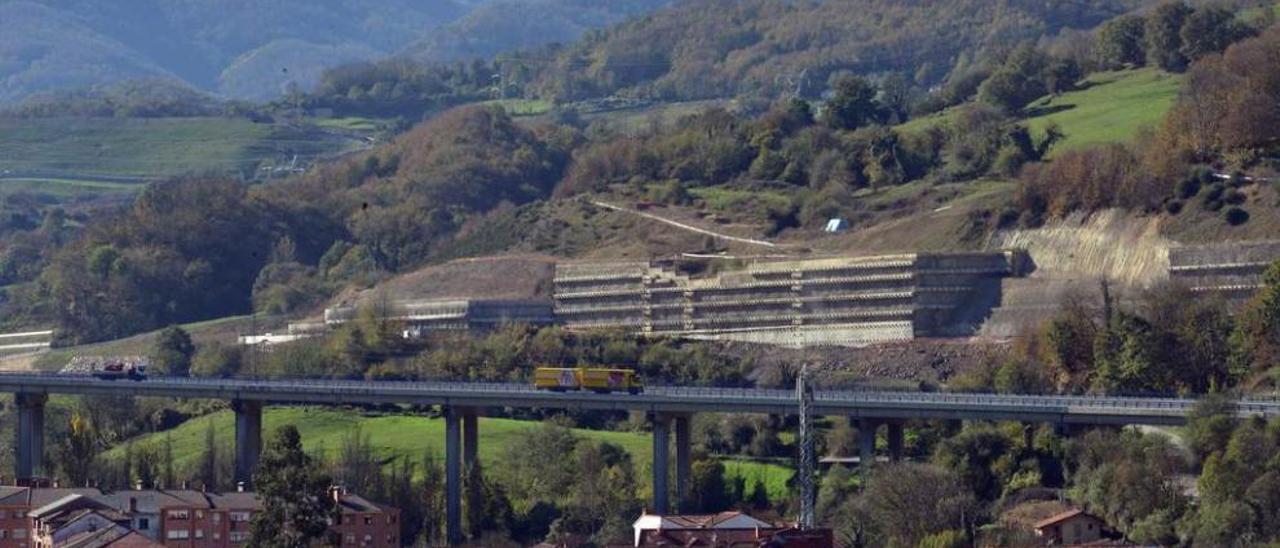 La ladera inestable de la Variante, con Campomanes y el viaducto del Huerna en primer término.