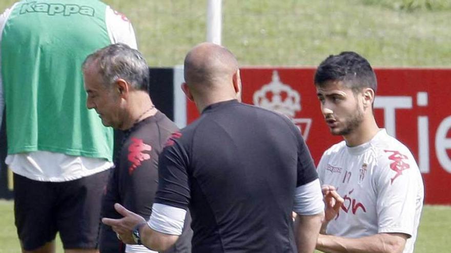 Abelardo dialoga con Nacho Cases ante la presencia de Gerardo Ruiz.