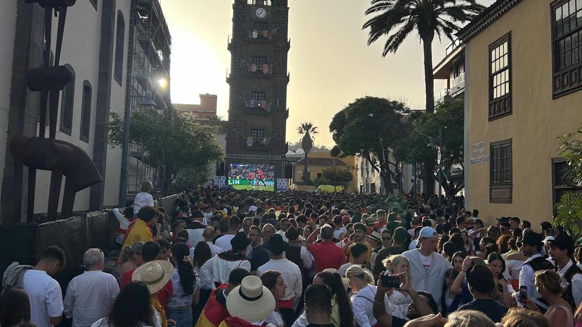 Torre de la Concepción de La Laguna, con una pantalla instalada para ver un partido de la Roja.