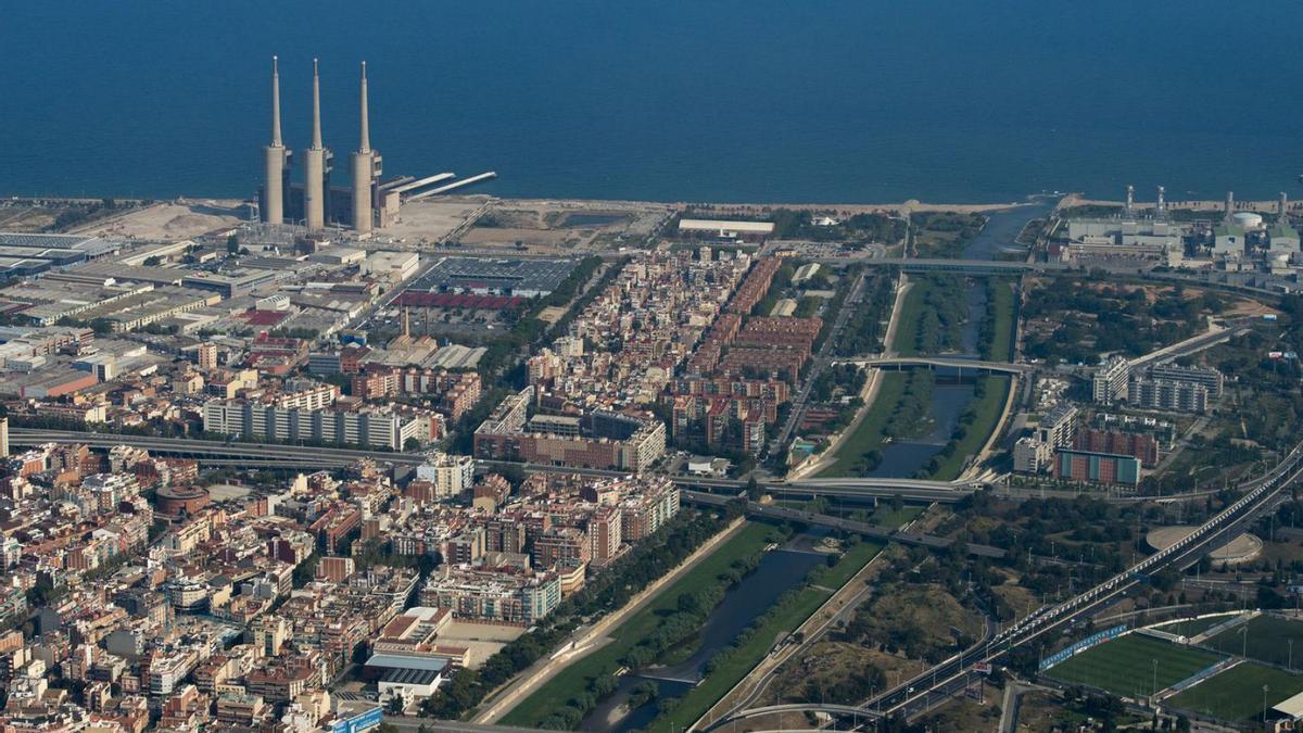 Vista aèria de la desembocadura del riu Besòs. | FERRAN SENDRA