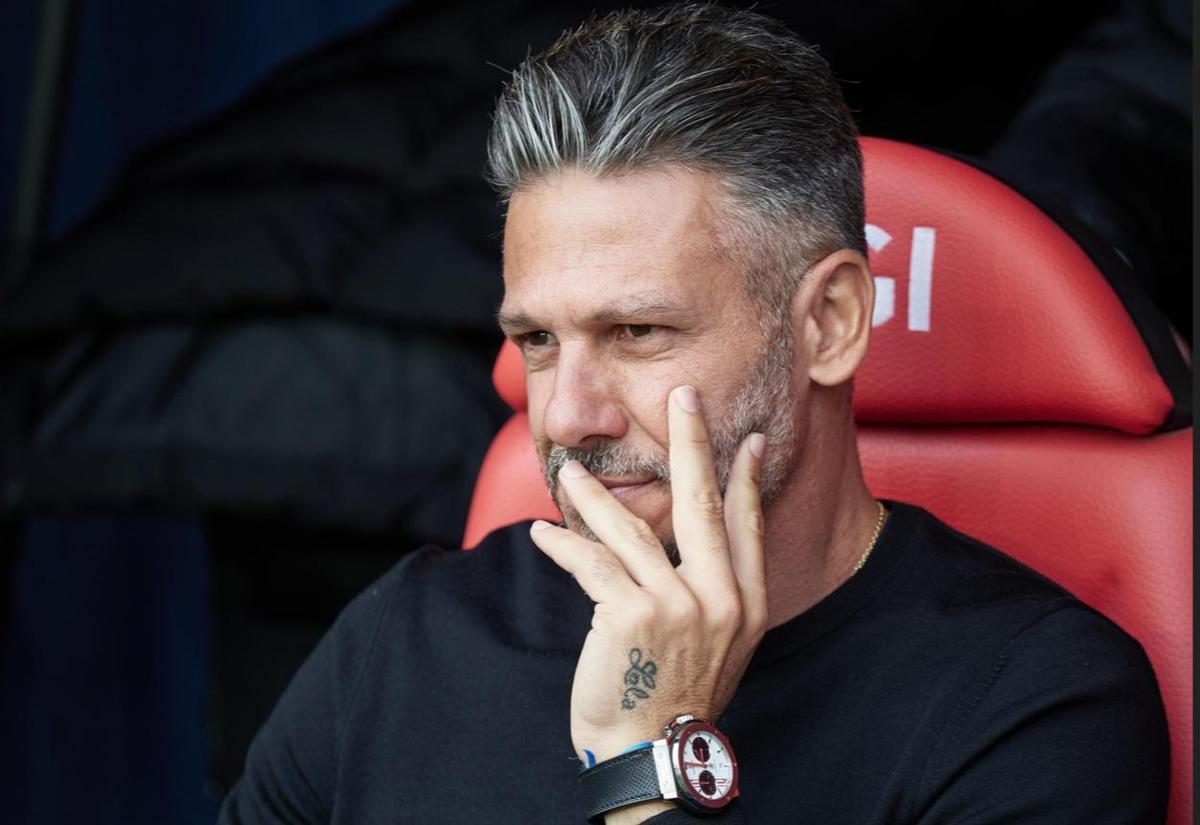 Demichelis, sentado en el banquillo de El Sadar.