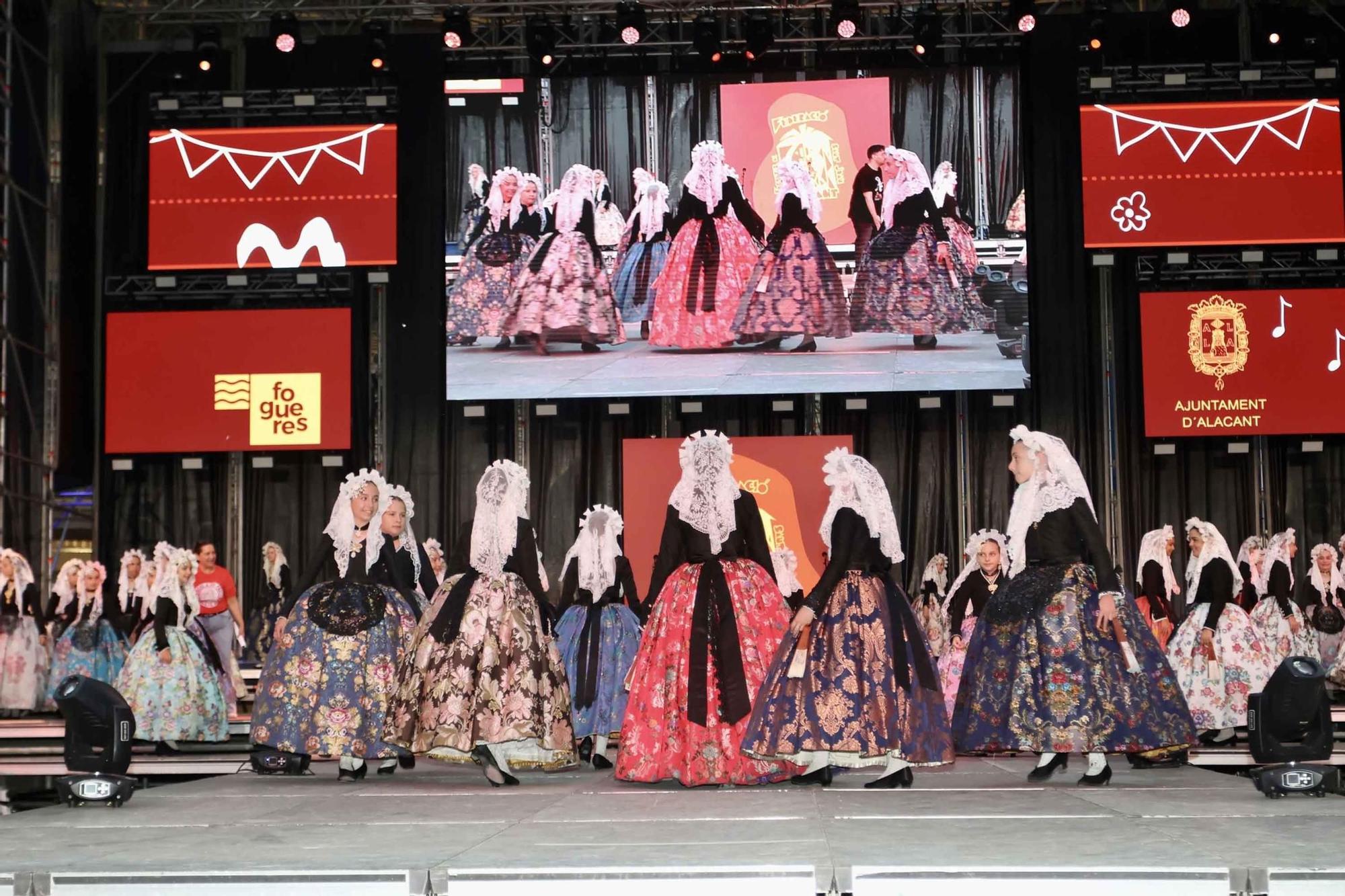 Las candidatas a Bellea del Foc 2025 ensayan con el traje de novia alicantina en la plaza de toros de Alicante