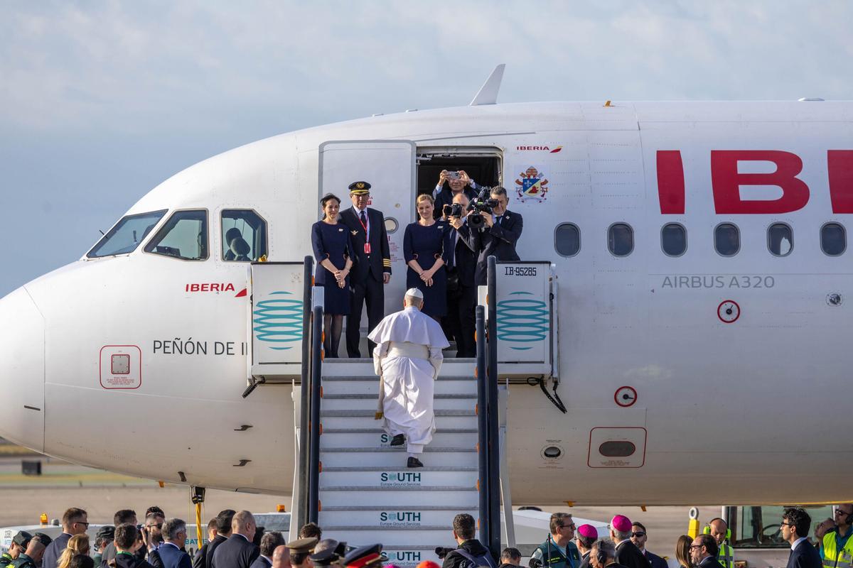 El Papa se despide de Barcelona y pone rumbo a Canarias.
