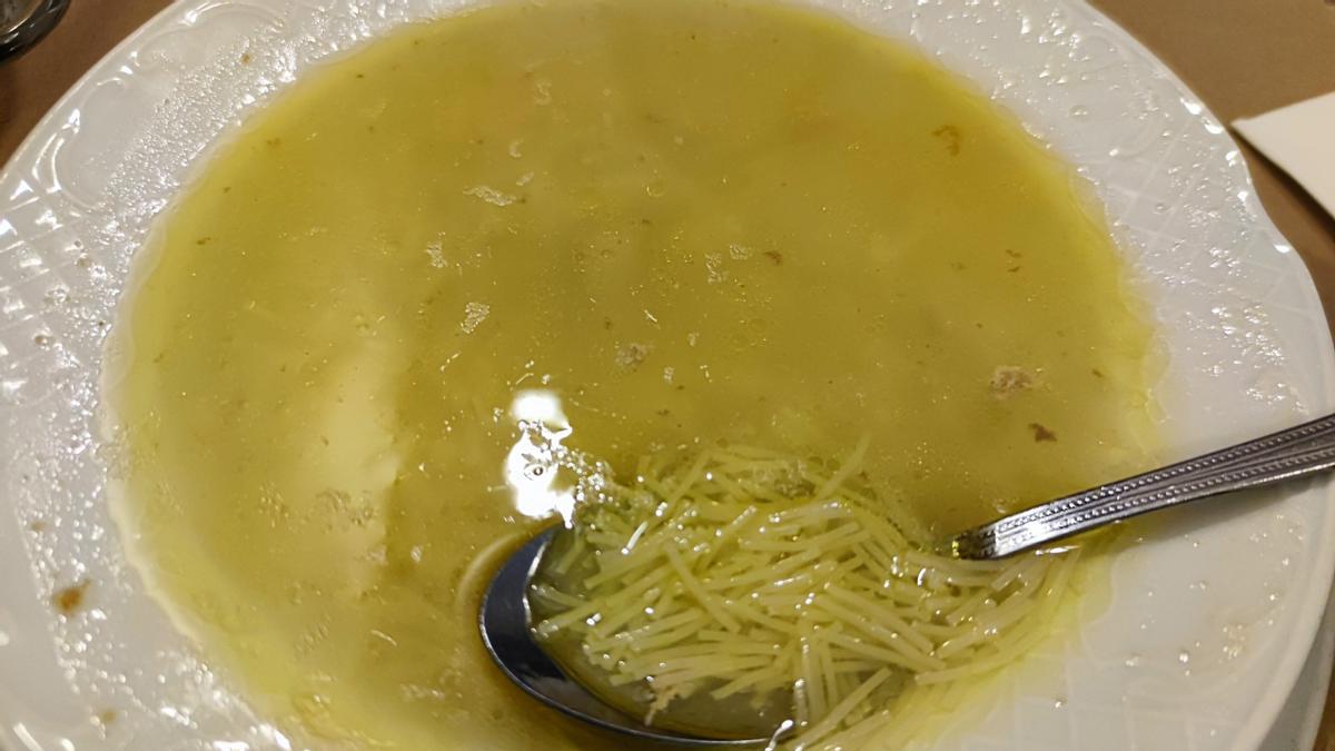 La sopa de caldo gallina y pollo de Casa Miguel.