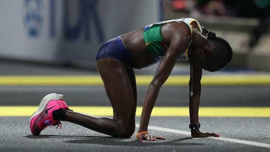 Una atleta, exhausta, tras el maratón del Mundial de Doha. // I.A. Omari