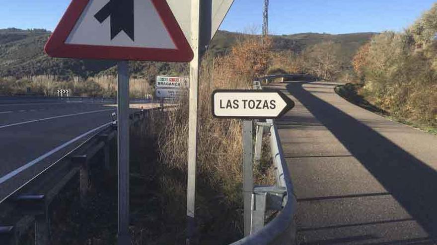 Camino de acceso a Las Tozas desde la carretera Nacional 122, cartel instalado por el Ayuntamiento.