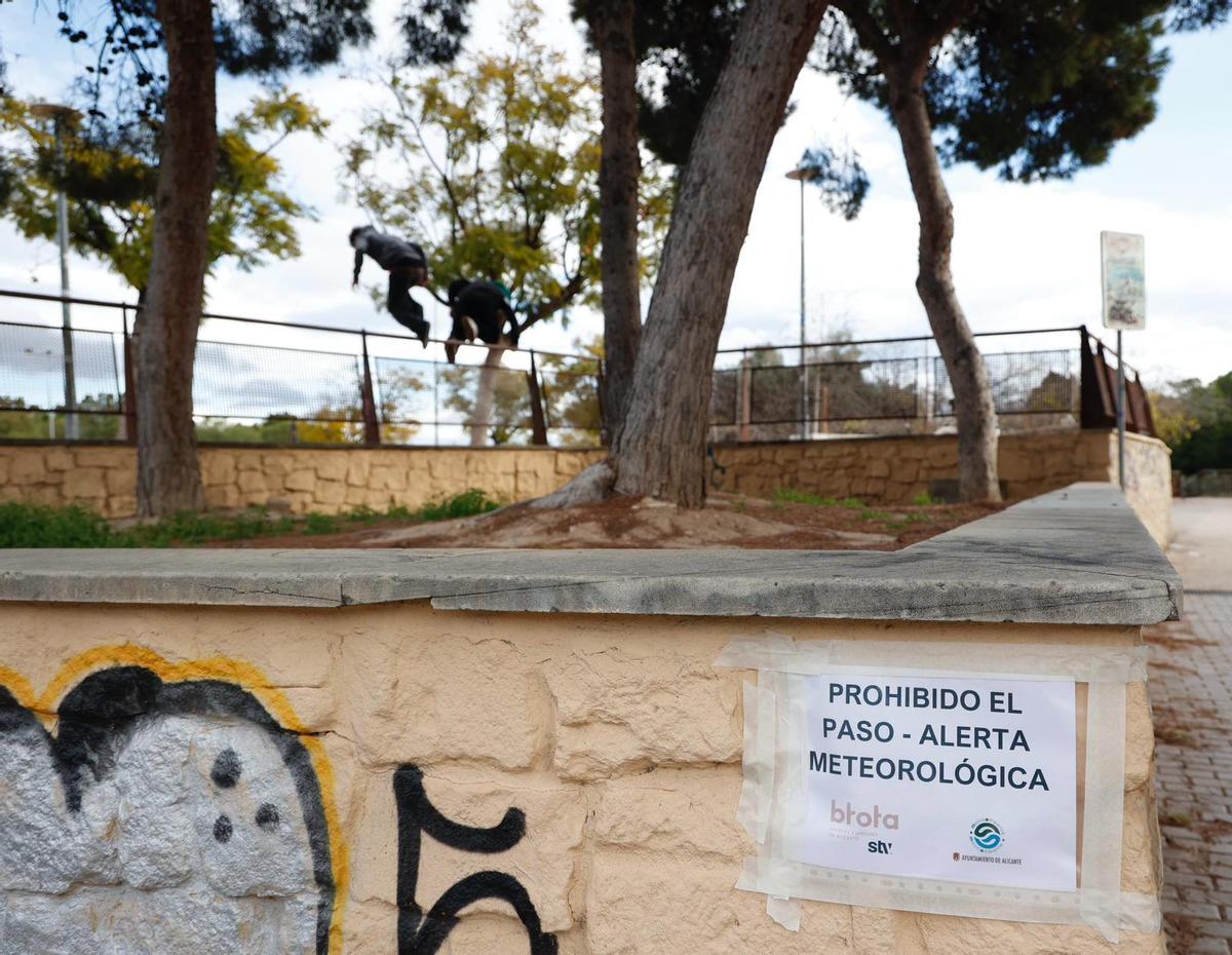 Cartel que advierte del cierre desde el lunes por la tarde de los parques en Alicante por la borrasca Harry
