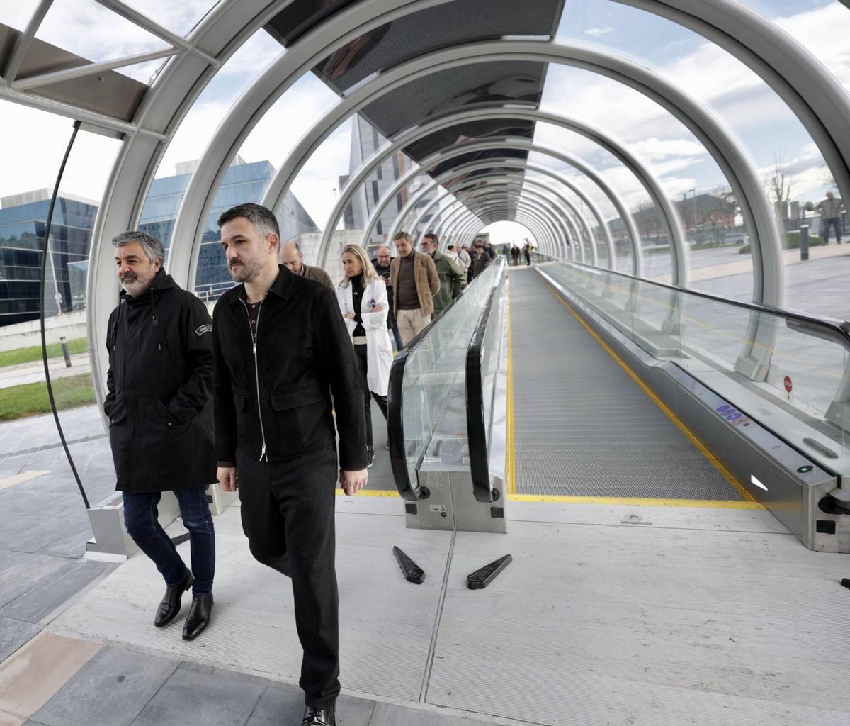 Barbón inaugura los pasillos rodantes  del HUCA y la nueva parada de autobús del hospital.