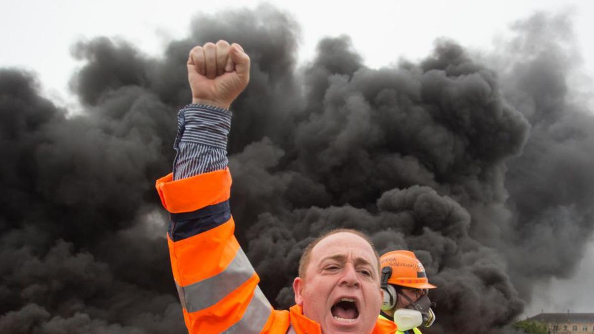 El presidente del comité en una protesta por Alcoa.   | // CARLOS CASTRO