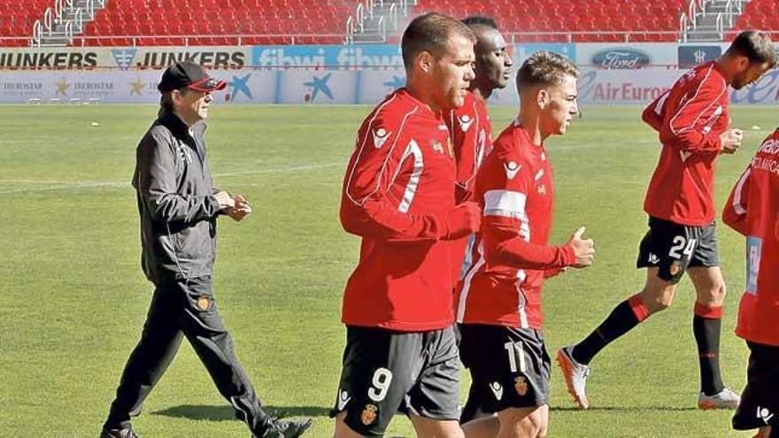 Vázquez, junto a sus pupilos en Son Moix.