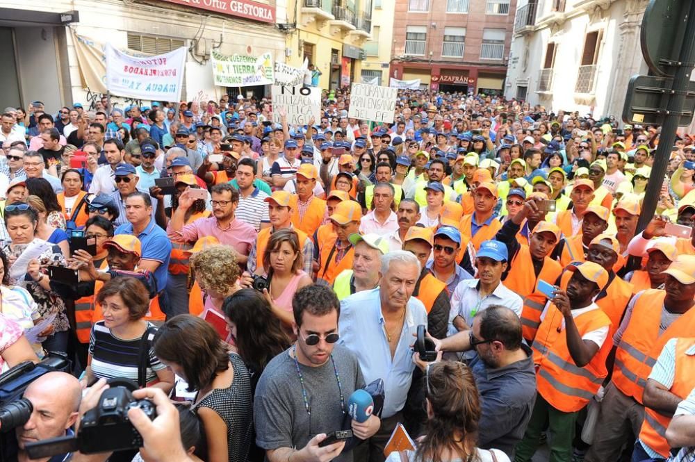 Gran protesta de los agricultores frente a la CHS