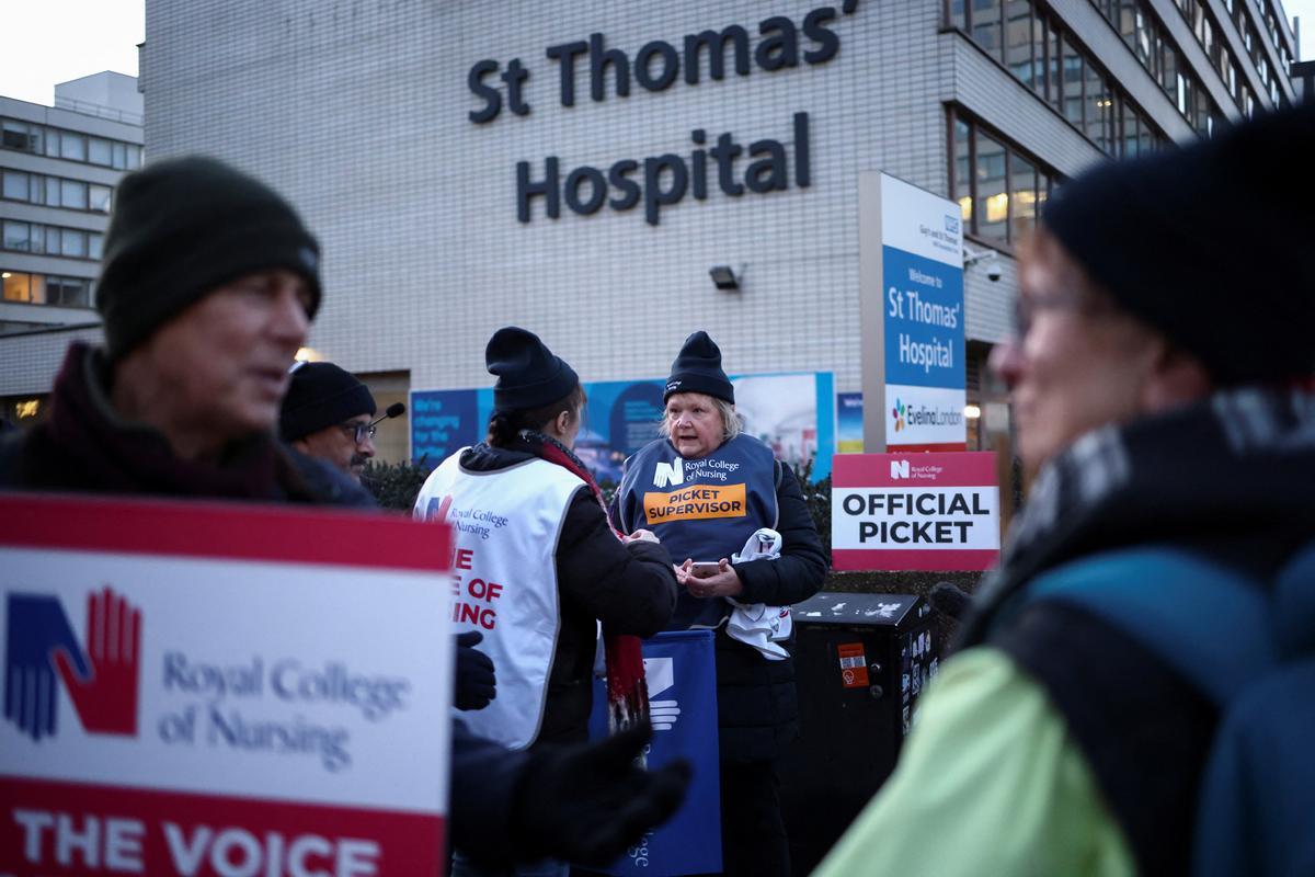 Protesta de enfermeras del sistema de salud público del Reino Unido (NHS, por sus siglas en inglés), frente al Hospital St. Thomas de Londres. Reclaman recibir un salario digno acorde con el trabajo que realizan.