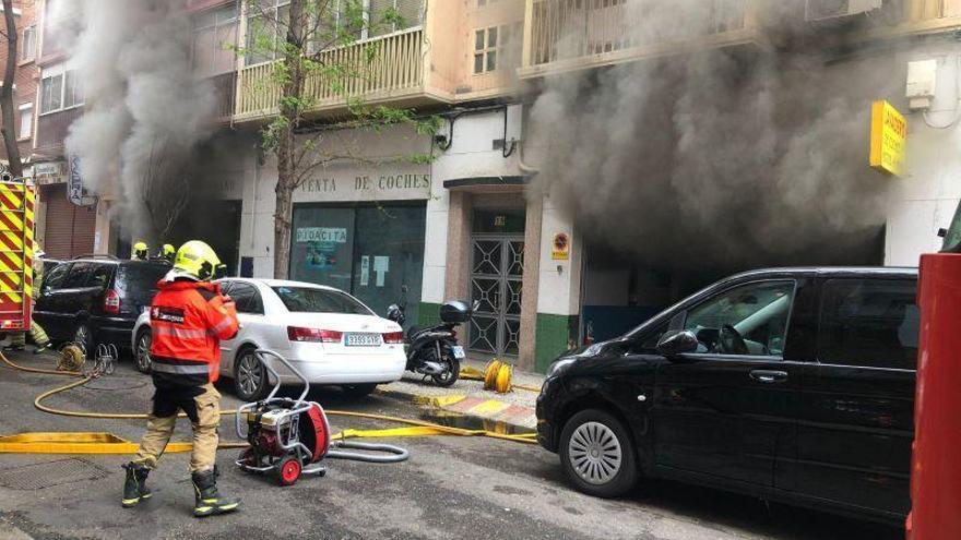 Arden dos vehículos en el incendio de un lavadero de coches