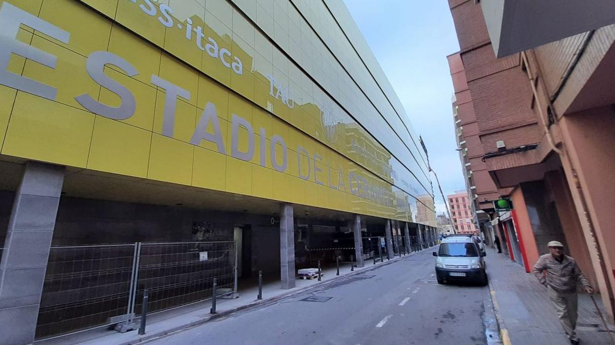 El camp de futbol de Vila-real ja està retolat en la façana oest, però en castellà, com Estadio de la Cerámica.