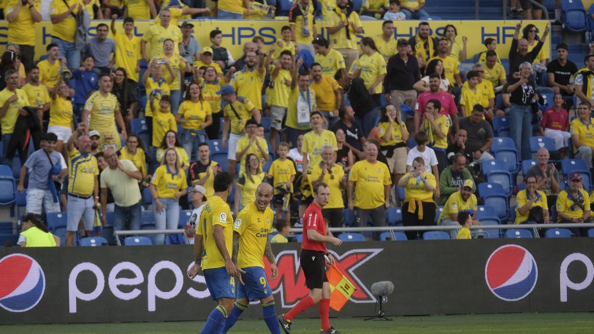 Sandro Ramírez celebra junto a Álex Suárez el tanto del central ante el Eibar