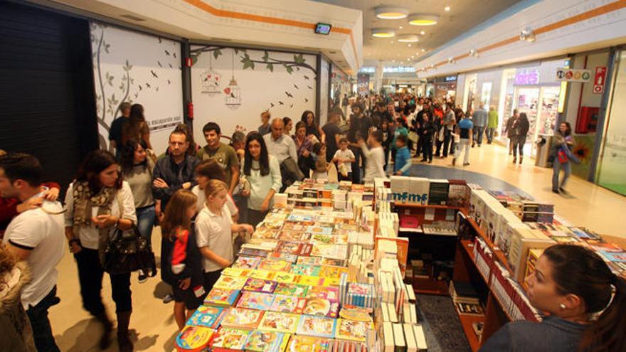 Largas colas en Vigo en la Fiesta del cine. // J. de Arcos