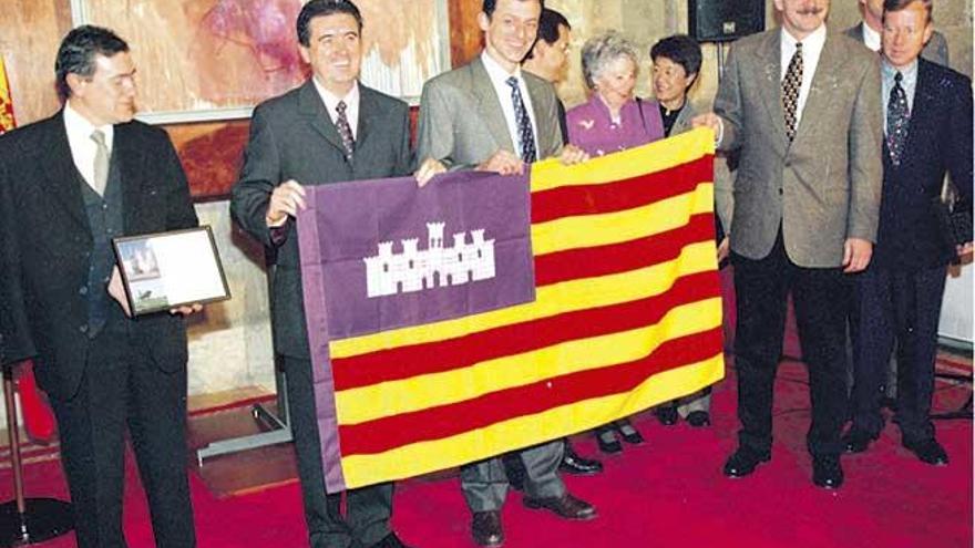 Duque, en el Govern con la bandera de Balears que llevó al espacio.