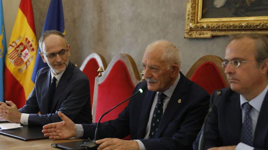 Por la izquierda, Carlos F. Balbín, Ramón Rodríguez y Javier Junceda, ayer, en el RIDEA. | FERNANDO RODRÍGUEZ