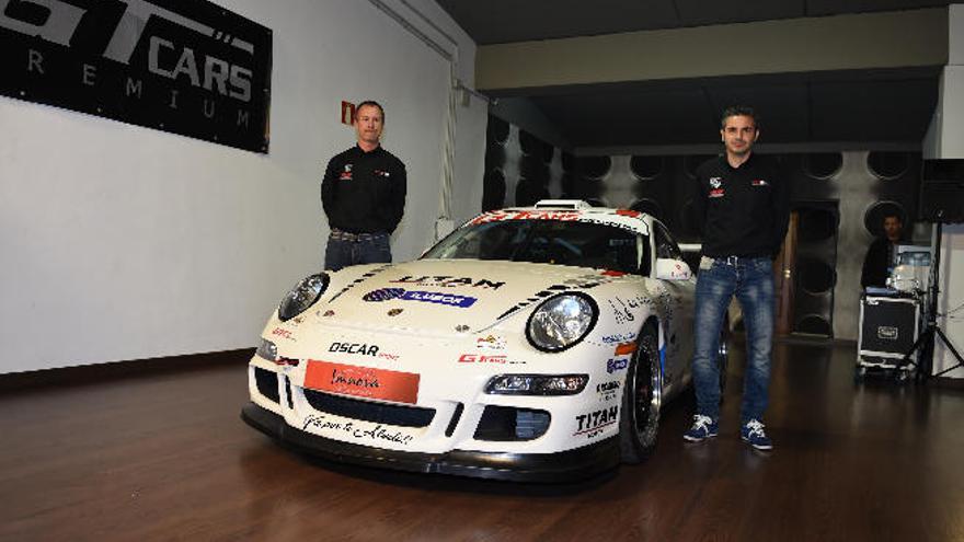 Agustín Alemán y Benjamín Avella posan con su nuevo Porsche GT3.